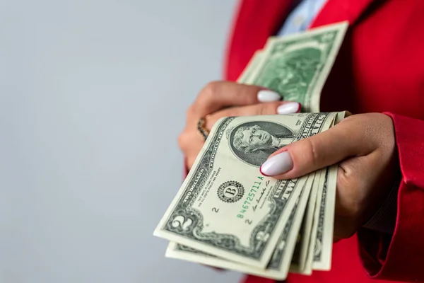Närbild Ung Vacker Kvinna Som Håller Dollarpengar Handen Vanlig Bakgrund — Stockfoto