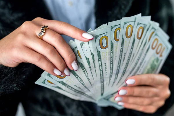 Vacker Kvinna Håller Dollar Med Vackra Händer Stor Mängd Affärskvinna — Stockfoto