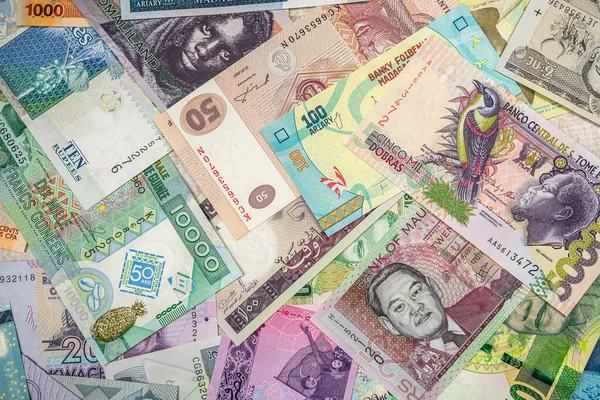 Sedlar Från Afrika Eller Afrikanska Pengar Ligger Utspridda Bordet Att — Stockfoto