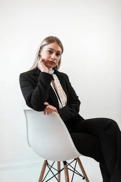 Retrato Moda Jovem Mulher Loira Caucasiana Terno Moderno Sentado Cadeira — Fotografia de Stock