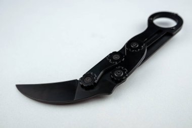 Bir siyah Karambit savaş kavisli bıçak beyaz arka planda izole. keskin silah