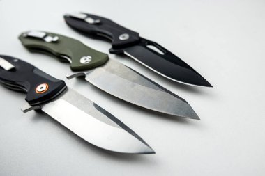 Üç avcı bıçağı ya da beyaz üzerine izole edilmiş bir savaş. tehlikeli keskin taktik aracı
