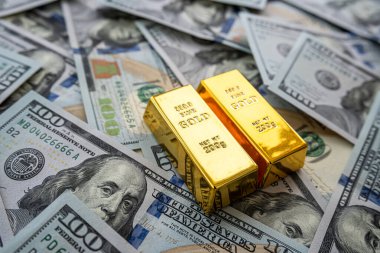 Altın külçeleri dolar parasıyla. Zenginlik bilgeliği veya finansal konsept