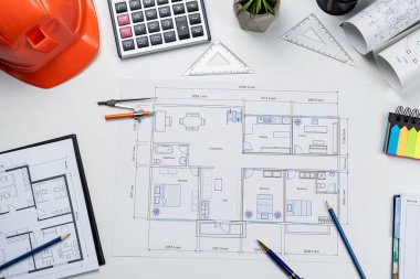 Ofis işyerindeki sabit şapkalı ve aletli konut projesinin planları. Yapı kavramları