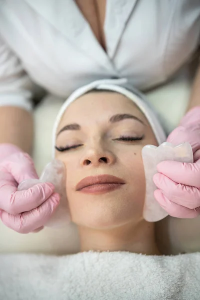 Massaggiatore Cosmetologo Facendo Procedura Faaciale Agging Con Raschietto Guazzo Sua — Foto Stock