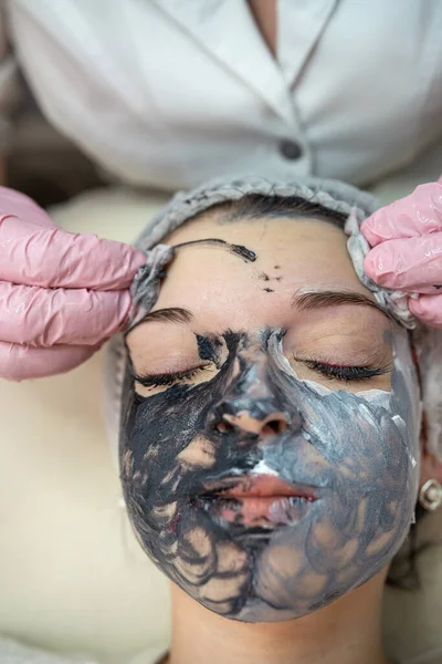 Kosmetolog Robiący Masaż Twarzy Odmładzającą Maską Twarzy Jej Klientka Centrum — Zdjęcie stockowe