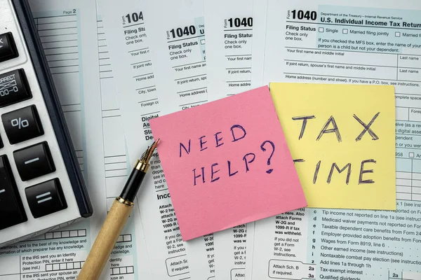 带有文本的备忘贴纸需要帮助的空白1040税单2022 税务概念 — 图库照片