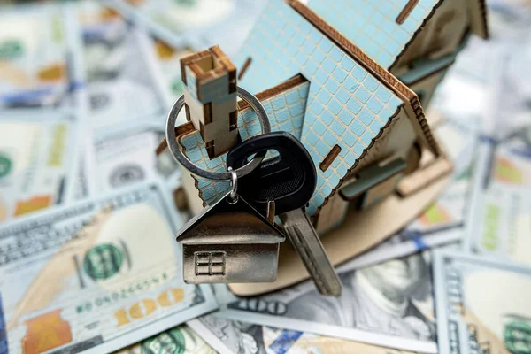 100 Dolarlık Banknotların Anahtarı Olan Bir Model Gayrimenkul Almak Veya — Stok fotoğraf