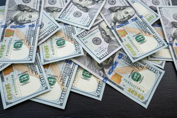 Ένα Σωρό Χαρτονομίσματα Των 100 Δολαρίων Μαύρο Οικονομική Έννοια Πλούσια — Φωτογραφία Αρχείου