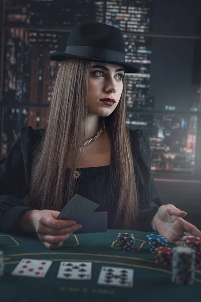 Porträtt Unga Kaukasiska Kvinna Spelar Poker Kortspel Spelkoncept — Stockfoto