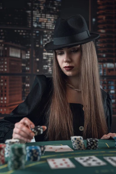 Νεαρή Καυκάσια Γυναίκα Που Παίζει Πόκερ Κρατώντας Μάρκες Καζίνο Και — Φωτογραφία Αρχείου