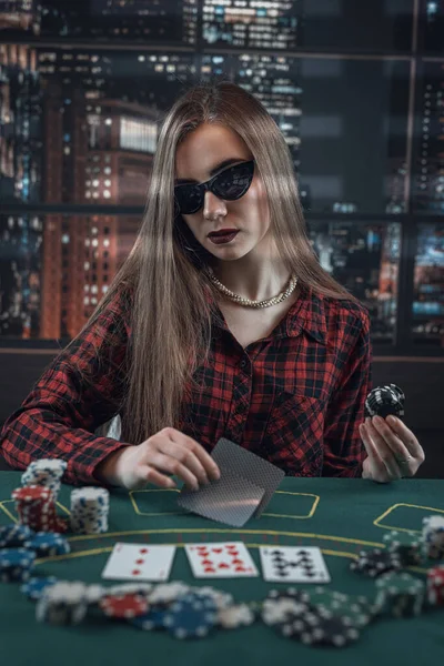 Vacker Ung Flicka Mörka Glasögon Spelar Poker Poker Ansikte Babblande — Stockfoto