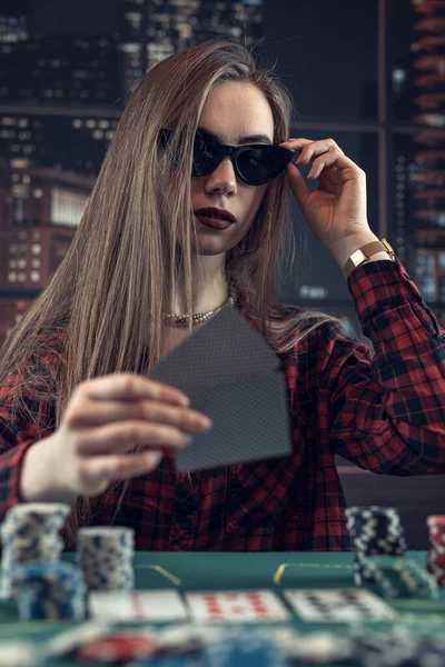 Vacker Kaukasiska Kvinna Tittar Poker Kort Och Gör Satsning Höjer — Stockfoto