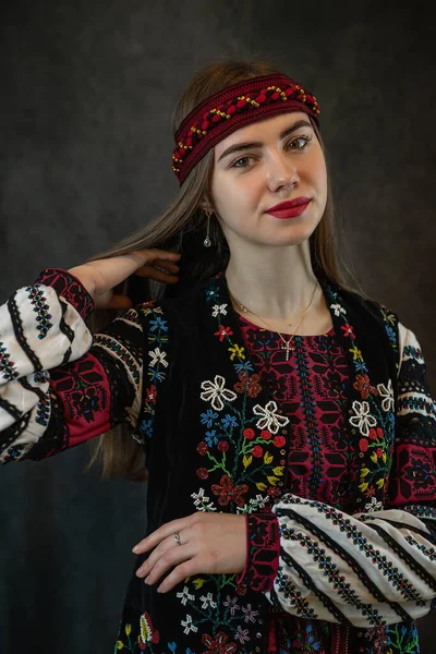 かなり白人女性は暗い背景に対する伝統的なウクライナの服として民族スタイルの刺繍シャツを着用してください ウクライナハンドメイド — ストック写真