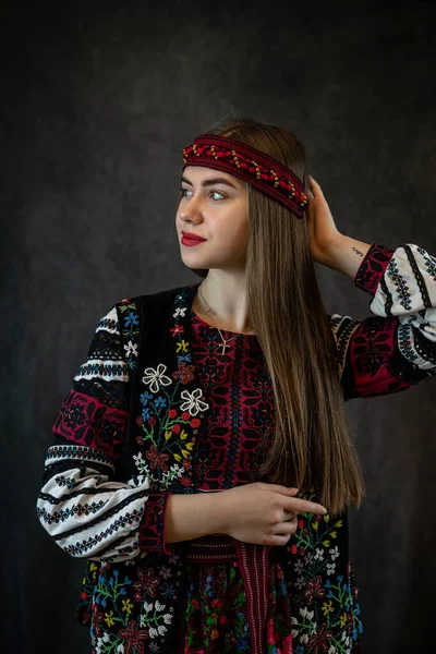 Portret Pięknej Białej Ukraińskiej Młodej Kobiety Czerwonej Haftowanej Sukience Vyshyvanka — Zdjęcie stockowe