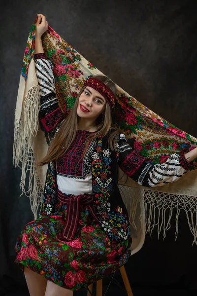 Hermosa Mujer Ropa Folclórica Blusa Bordada Étnica Vyshyvanka Región Carpatiana — Foto de Stock