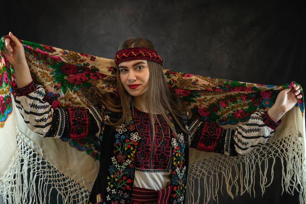 Ulusal Kıyafetler Içindeki Genç Ukraynalı Kadın Vyshyvanka Başörtüsü Stüdyoda Koyu — Stok fotoğraf