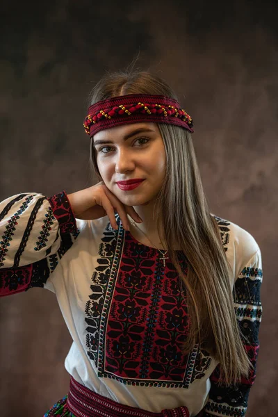 Retrato Uma Jovem Ucraniana Traje Nacional Vyshyvanka Xale Conceito Étnico — Fotografia de Stock