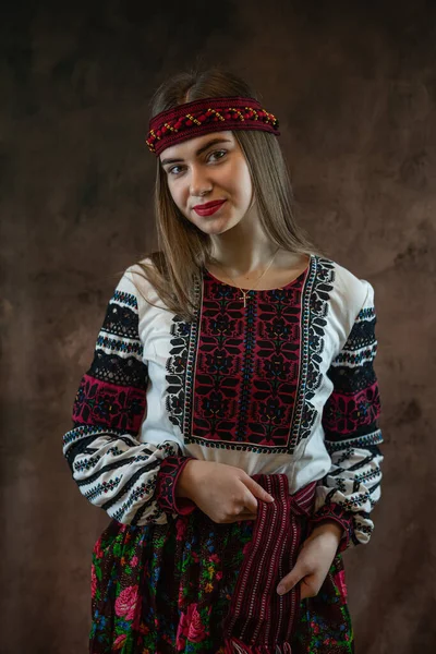 Güzel Ukraynalı Genç Kadın Koyu Arka Plan Bağımsızlık Günü Halk — Stok fotoğraf