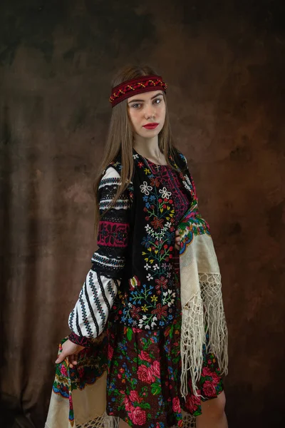 Όμορφη Γυναίκα Εθνοτική Vyshyvanka Κεντημένη Μπλούζα Λαογραφικά Ρούχα Καρπάθια Περιοχή — Φωτογραφία Αρχείου