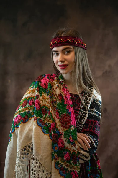 Gyönyörű Ukrán Visel Hagyományos Etnikai Ruhát Hímzett Ingek Zsebkendő Fején — Stock Fotó