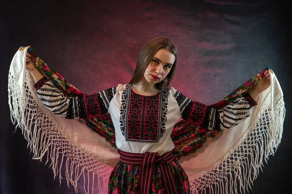 Красивая Женщина Украинской Национальной Одежде Головным Платком Изолированным Темном Фоне — стоковое фото