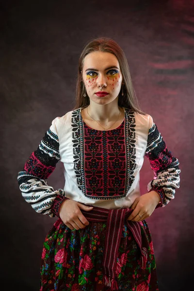 Красива Кавказька Пані Носить Етнічну Вишиту Сорочку Традиційний Український Одяг — стокове фото