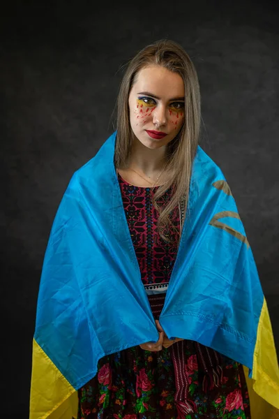 Fiatal Ukrán Hímző Pózol Stúdióban Hagyományos Ruházat Ukrajna Nemzeti Divat — Stock Fotó