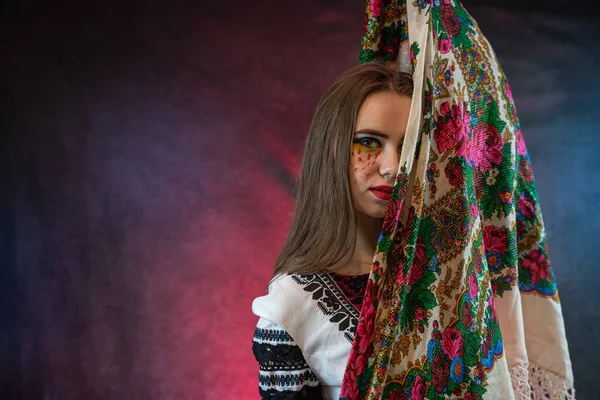 Hermosa Mujer Joven Ucraniana Usar Blusa Bordada Étnica Fondo Oscuro — Foto de Stock