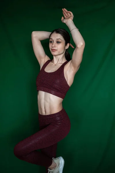Porträt Einer Jungen Kaukasischen Frau Sportkleidung Isoliert Auf Grün Lebensstil — Stockfoto