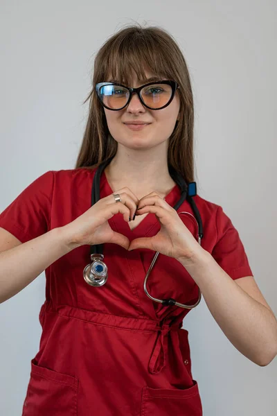 Młoda Kobieta Lekarz Ogólny Lub Lekarz Czerwonym Mundurze Stetoskopie Izolowane — Zdjęcie stockowe