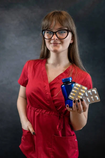 Ung Läkare Kvinna Röd Uniform Hålla Piller Isolerade Sjukvårdspersonal — Stockfoto