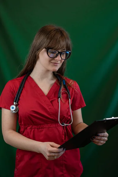 Junge Krankenschwestern Tragen Medizinische Uniform Mit Stethoskop Das Klemmbrett Isoliert — Stockfoto