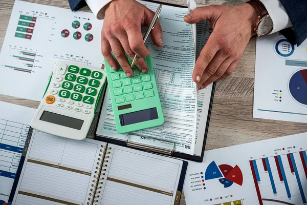 Мужчины Руки Подсчета Налоговой Формы Финансовой Диаграммы Калькулятором Офис Концепция — стоковое фото