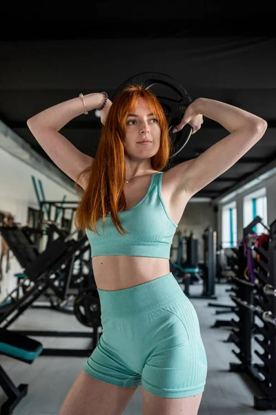 Ισχυρή Αρκετά Λεπτή Κοκκινομάλλα Γυναίκα Κάνει Άσκηση Δίσκους Στο Γυμναστήριο — Φωτογραφία Αρχείου