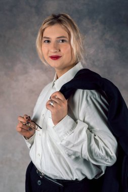 Güzel manken, sade bir arka planda bol pantolon giyip poz veriyor. Kadın modası. Tam boy stüdyo resmi. Zarif bir tarz. izole