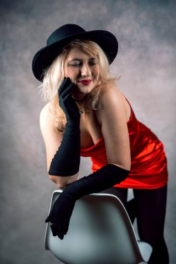 Stüdyodaki güzel sarışın kadın moda elbisesi giyiyor. Moda konsepti