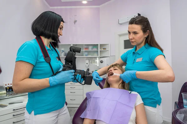 Dentist His Assistant Special Clothes Take Photos Patient Teeth Dental — Stok fotoğraf