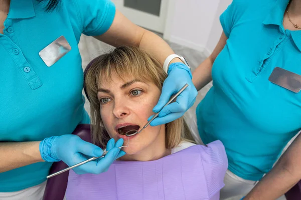 Μια Γυναίκα Που Νοιάζεται Για Την Υγεία Των Δοντιών Της — Φωτογραφία Αρχείου
