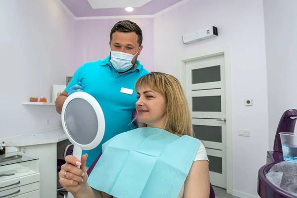 Male Dentist Gives Patient Mirror She Can Look Her Teeth — Stok fotoğraf