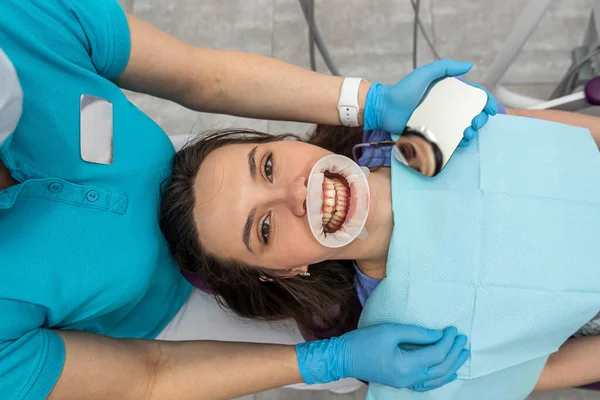 Top View Female Patient Teeth Whose Teeth Looks Dentist Woman — Foto de Stock
