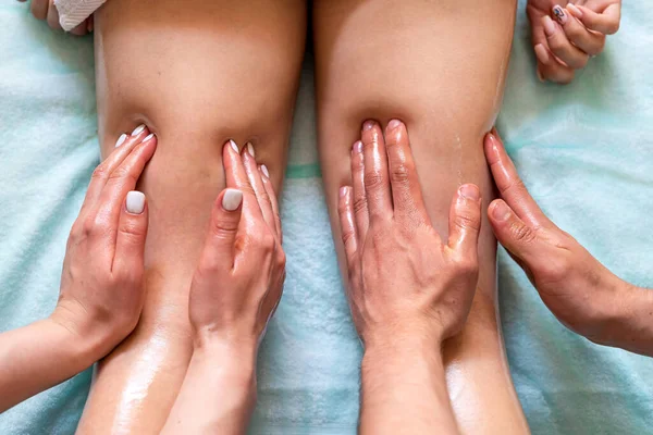 女人在美容院享受轻松的足底按摩 身体护理 护肤健康 健康化妆品程序概念 — 图库照片