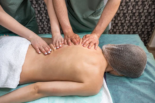 Avkopplande Tantrisk Massage För Kundens Person Fyra Händer Med Hjälp — Stockfoto