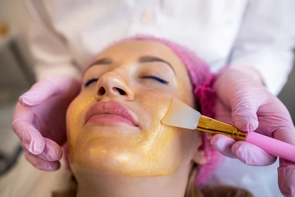 Glamorous Client Came Super Golden Mask Procedure Expensive Salon City — Foto Stock