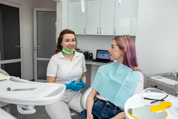 Güzel Beyaz Bir Kız Dişçi Kliniğindeki Diş Bakımı Diş Eti — Stok fotoğraf