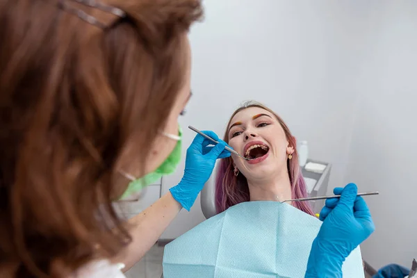 Bir Dişçi Tarafından Tedavi Edilirken Gülümseyen Bir Kadının Ağzının Fotoğrafı — Stok fotoğraf