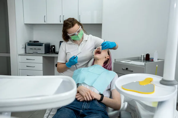 Dentystka Leczy Zęby Młodej Pacjentki Leżącej Klinice Stomatologia Zdrowe Jamy — Zdjęcie stockowe