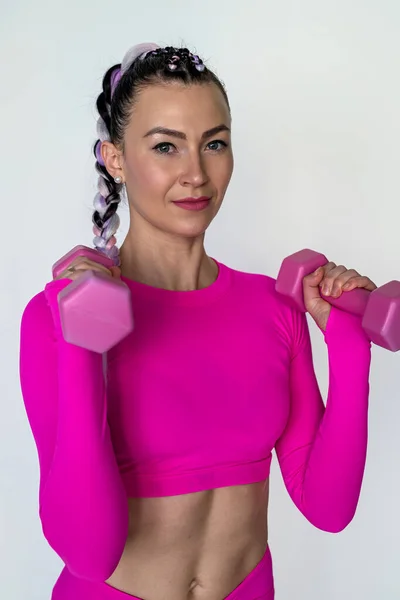 Mulher Bonita Fazendo Exercícios Com Halteres Bíceps Fundo Branco Liso — Fotografia de Stock