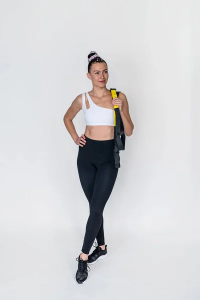Menina Esportista Com Loops Trx Para Esportes Jogados Sobre Ombro — Fotografia de Stock
