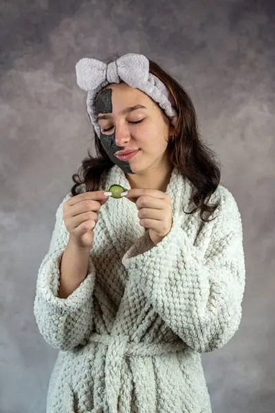 Jonge Vrouw Witte Badjas Met Plakjes Komkommer Aanbrengen Van Zwarte — Stockfoto